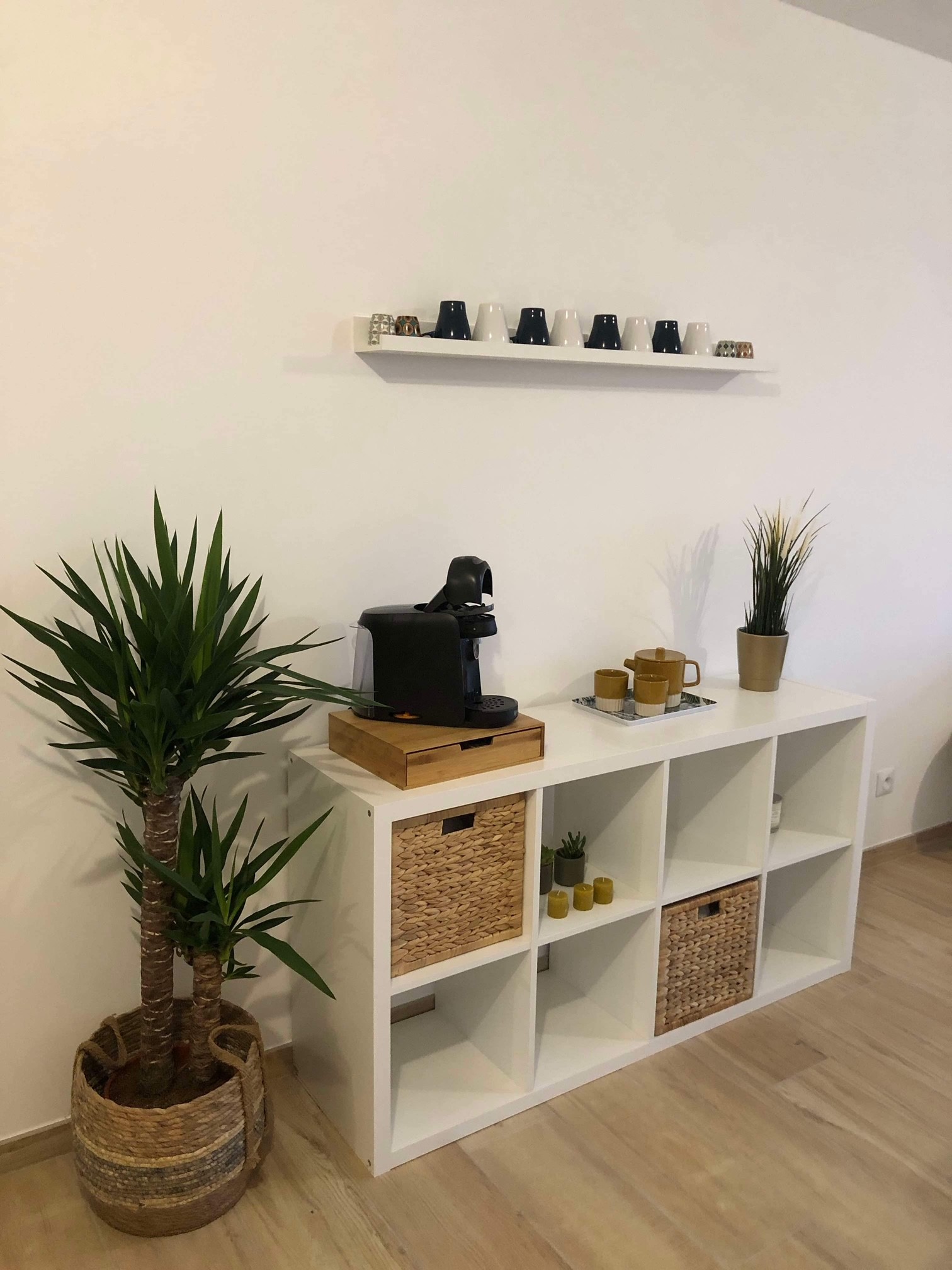 Coin café équipé d’une cafetière Tassimo pour préparer des boissons chaudes rapidement et facilement.